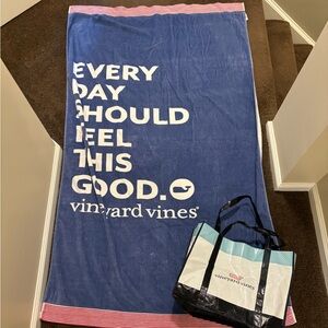 LIKE NEW vineyard vines towel & reusable bag